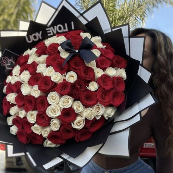 101 красная и белая розы в стильной черной упаковке