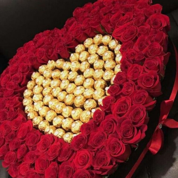101 роза в форме сердца с конфетами Ферреро Роше