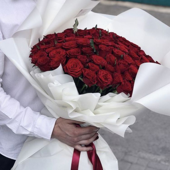 101 красная роза в пышной белой упаковке