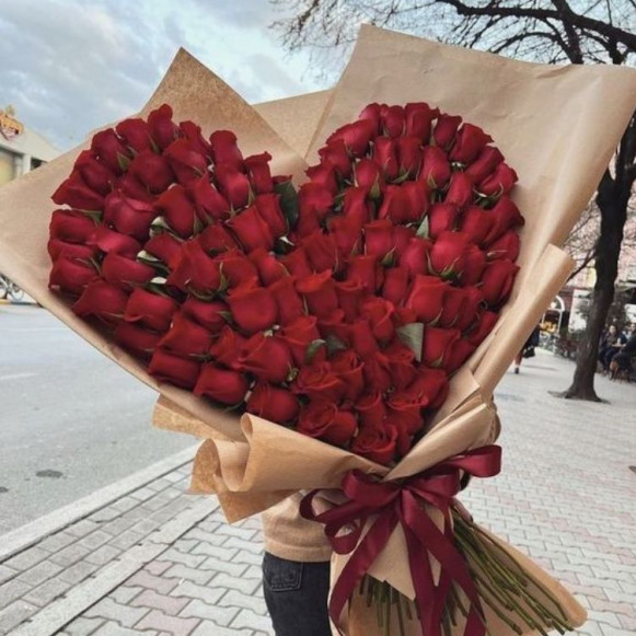 101 красная роза в форме сердца в крафтовой упаковке