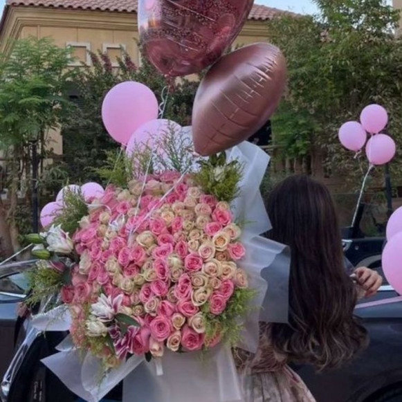 Букет из 101 кремовой и розовой роз с лилиями и набором шаров