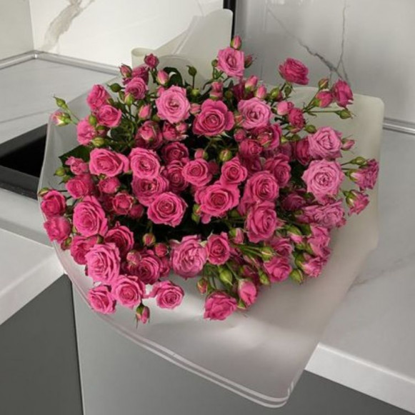 Букет 13 кустовых розовых роз в матовой пленке