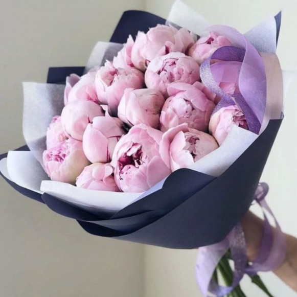15 розовых пионов в черной упаковке
