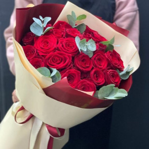 19 красных роз с эвкалиптом и упаковкой