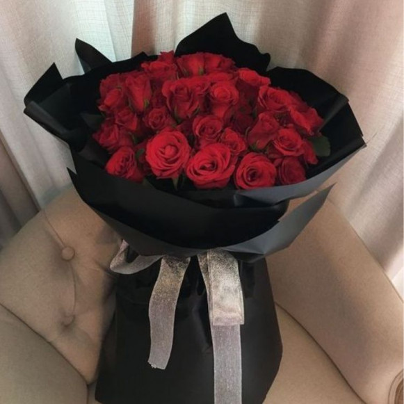 19 красных роз в черной упаковке