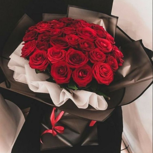 25 красных роз в черно-белой упаковке