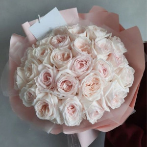 25 белых пионовидных роз с оформлением
