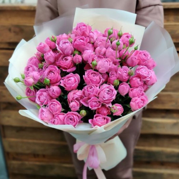 25 розовых пионовидных кустовых роз