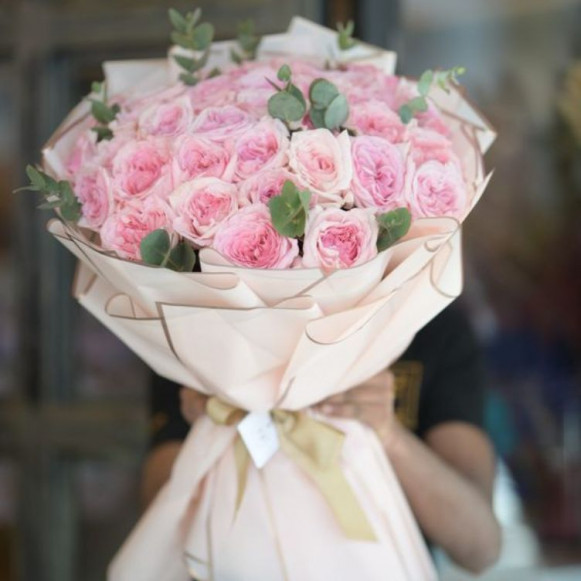 25 розовых пионовидных роз с эвкалиптом