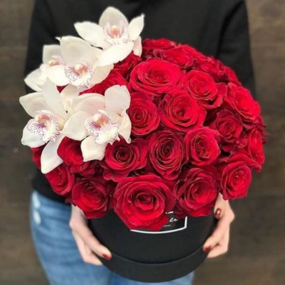 31 красная роза с орхидеями в черной коробке