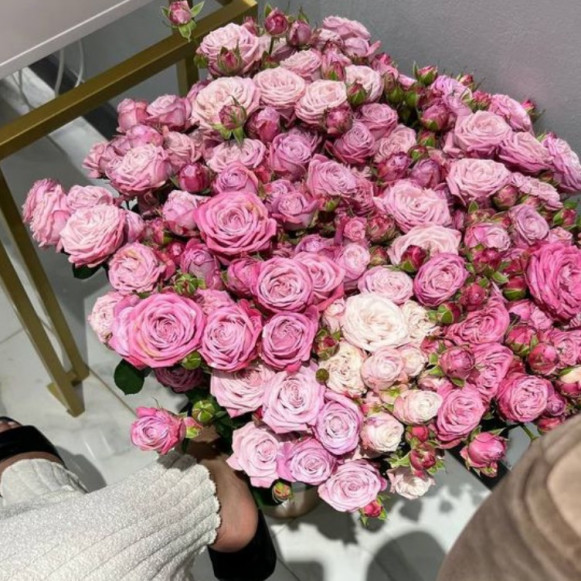 Букет 51 пионовидных кустовых розовых роз