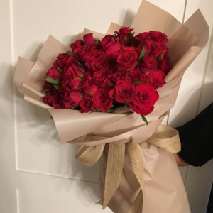 21 бордовая роза с упаковкой
