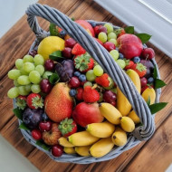 Красивая корзина с фруктами и ягодами