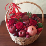 Красная корзина с фруктами и розами