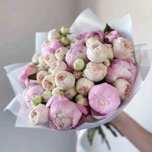 Букет 11 розовых пионов с пионовидными розами