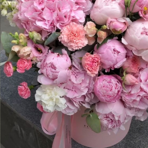 Коробка сборных цветов пионов с розами