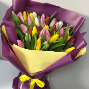 Букет из 51 разноцветного тюльпана