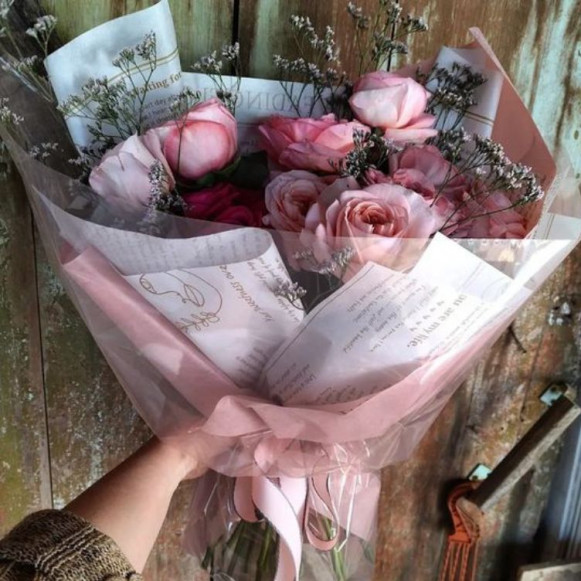 Букет пионовидных розовых роз в красивой упаковке