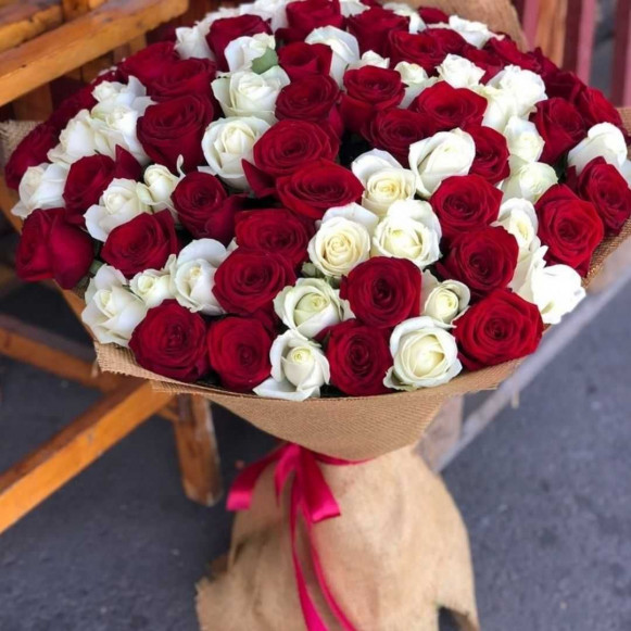 Букет 101 красная и белая роза с упаковкой