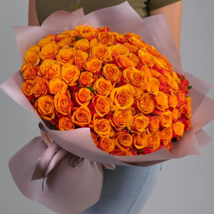 Букет 101 яркая оранжевая роза с упаковкой