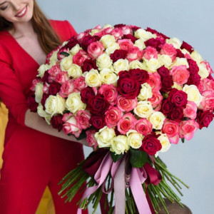 Большой букет 101 разноцветная роза с лентами