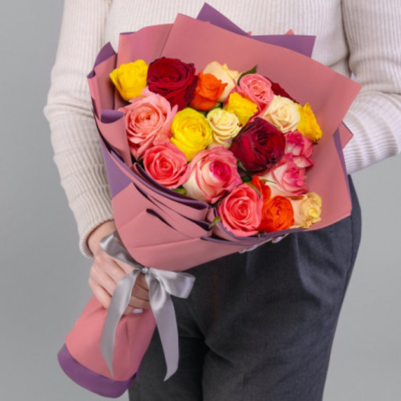 Сборный букет из 17 ярких роз в стильном оформлении