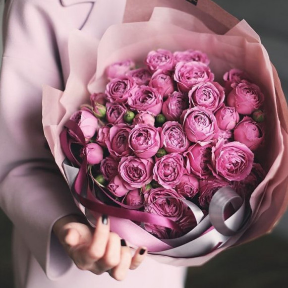 Нежный букет из 17 пионовидных розовых роз