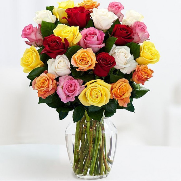 Яркий букет из 17 разноцветных роз с лентами