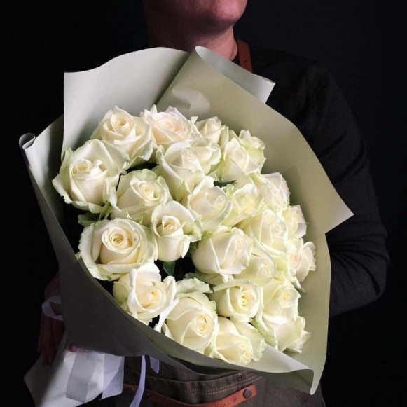 Букет из 19 белых роз в подарочной упаковке