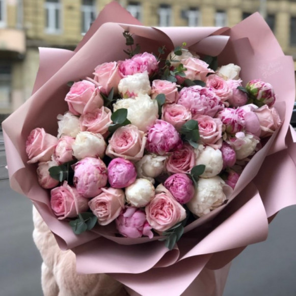 Букет из 21 розового пиона с пионовидными розами