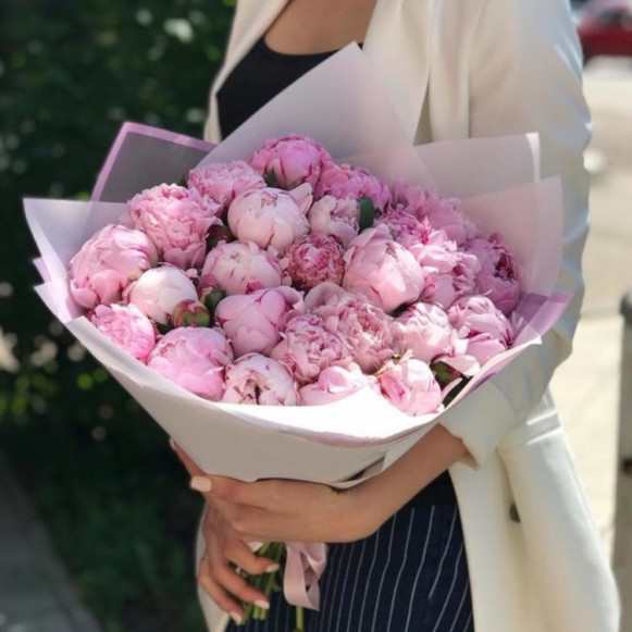 Нежный букет из 25 розовых пионов Сара Бернар