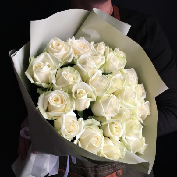 Букет из 25 белых роз в нежной упаковке