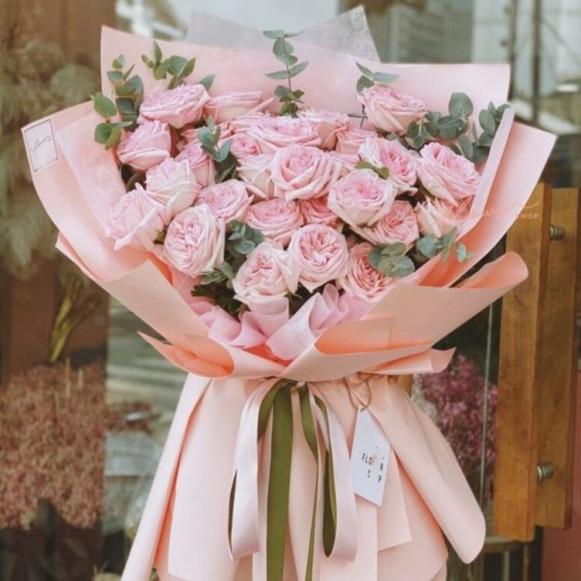 Букет из 25 пионовидных розовых роз с веточками эвкалипта