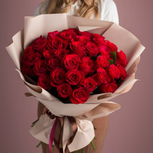 Букет 35 красивых красных роз с оформлением