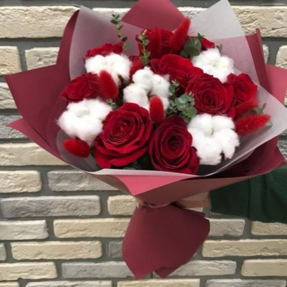 Букет из 7 красных роз с хлопком