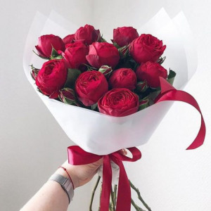Яркий букет из 7 пионовидных красных роз