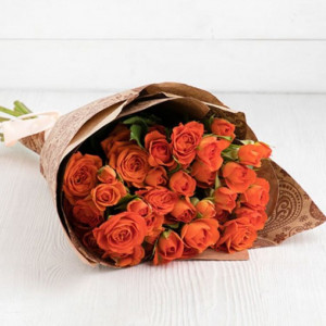 7 кустовых оранжевых роз в крафте