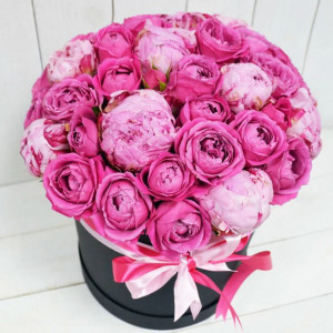 Микс из 9 розовых роз и пионовидных роз в черной коробке