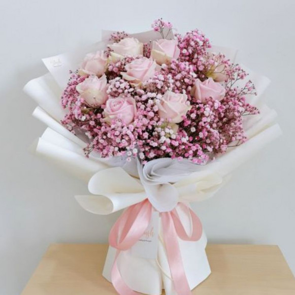 Букет из 9 розовых роз с веточками гипсофилы