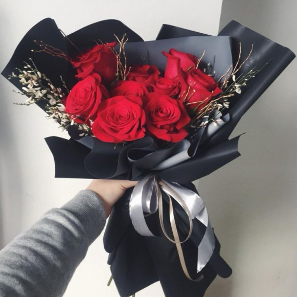 Букет из 9 красных роз в черной упаковке