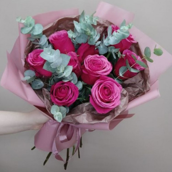 Букет 9 ярко-розовых роз с эвкалиптом и упаковкой