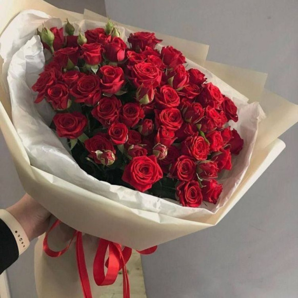 Букет 15 кустовых красных роз с пышным оформлением 
