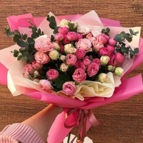 Букет 15 кустовых пионовидних роз с эвкалиптом