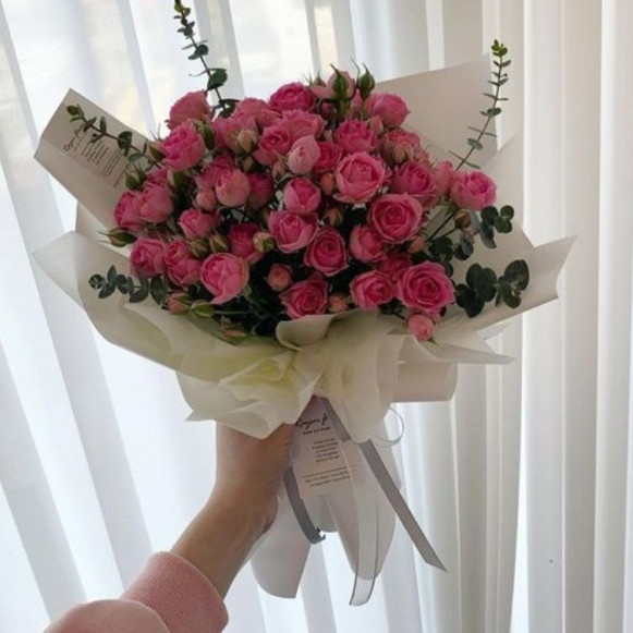 Букет 15 кустовых пионовидных роз с эвкалиптом и красивой упаковкой