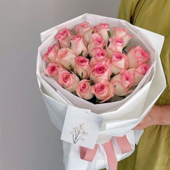 Букет 17 бело розовых роз с упаковкой