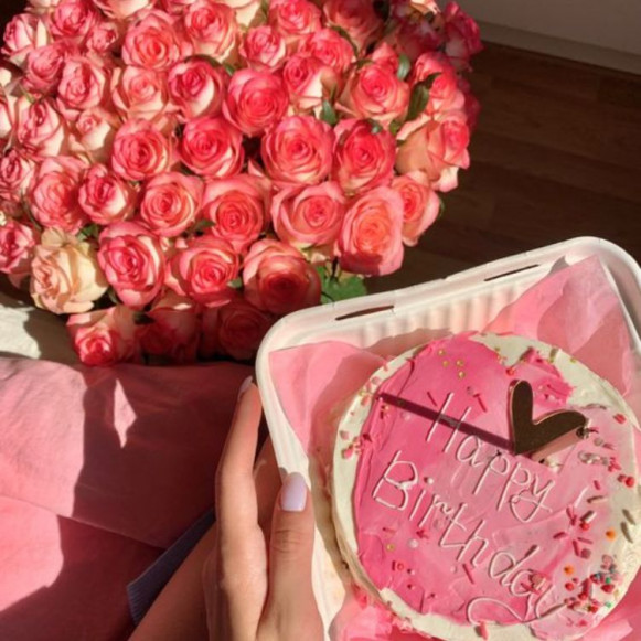 Букет 51 роза с лентами и бенто торт