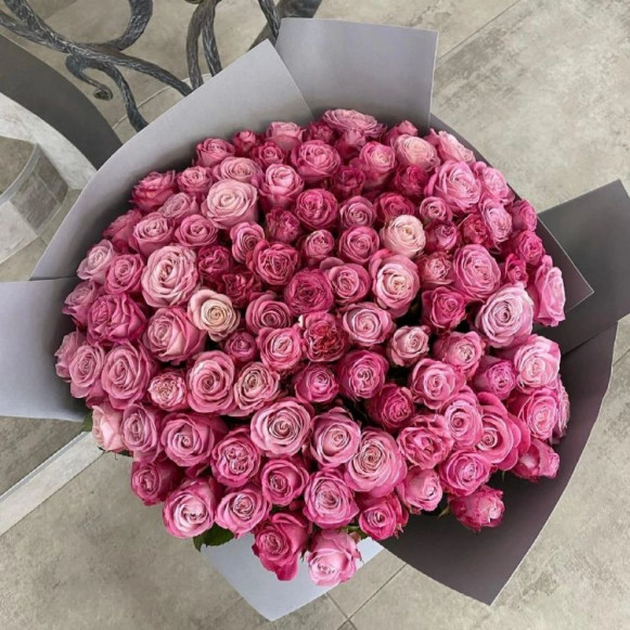 Букет 101 розовая роза с оформлением