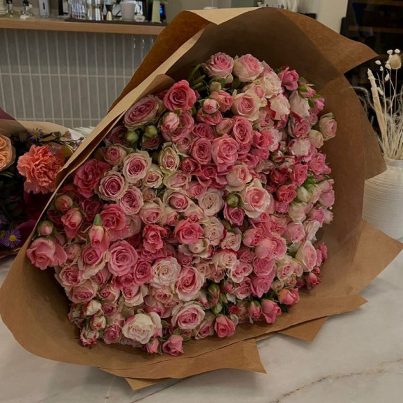 Букет 51 кустовая розовая роза с упаковкой