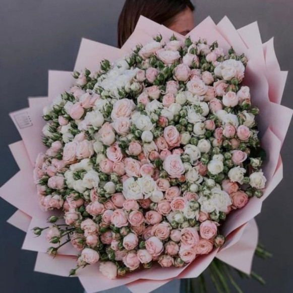 Букет 101 кустовая белая и розовая роза с упаковкой