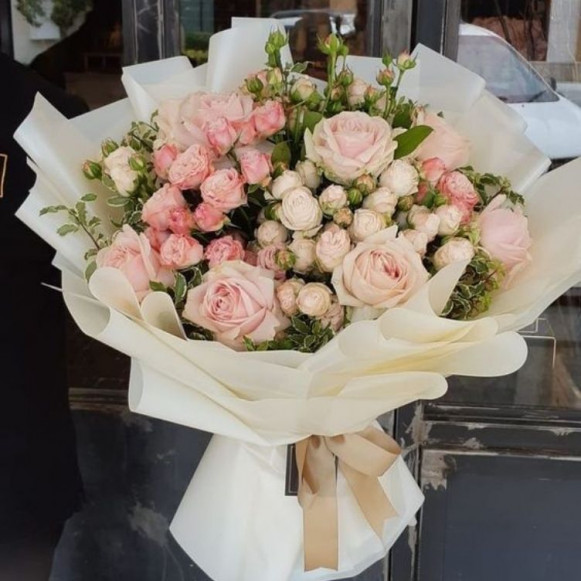 Нежный букет одноголовых и кустовых роз пионовидных роз
